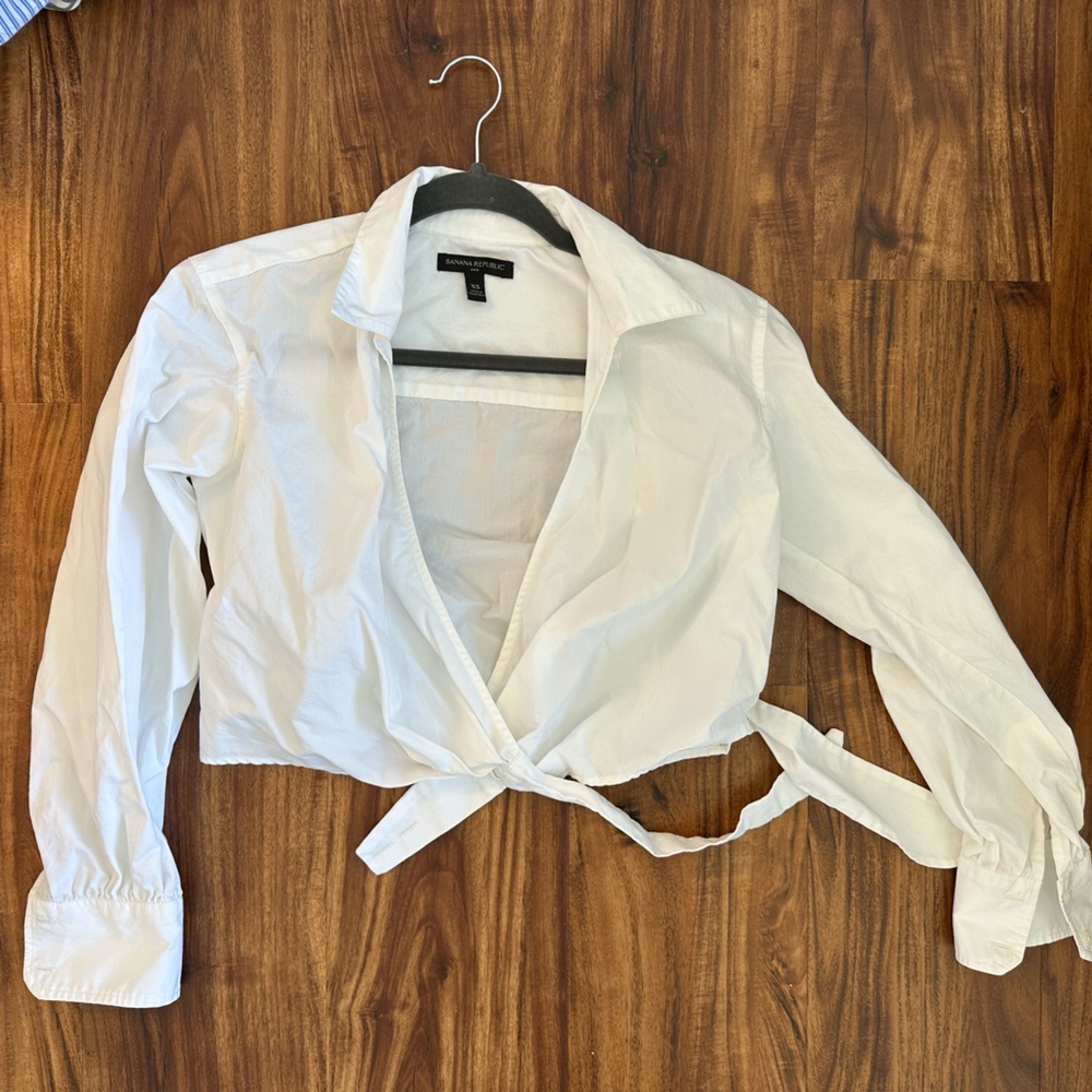 Cropped tie Banaba Republic white blouse